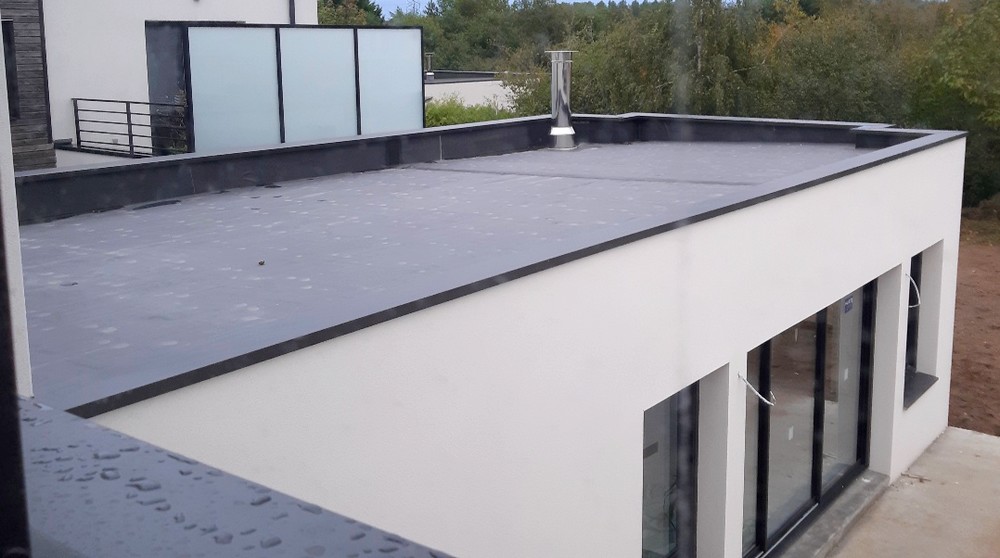 Installateur de système d'étanchéité pour un toit plat en bitume